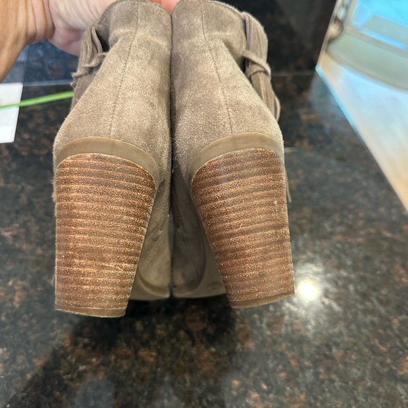 Jessica Simpson taupe suede fringe booties sz7 - Picture 3 of 6